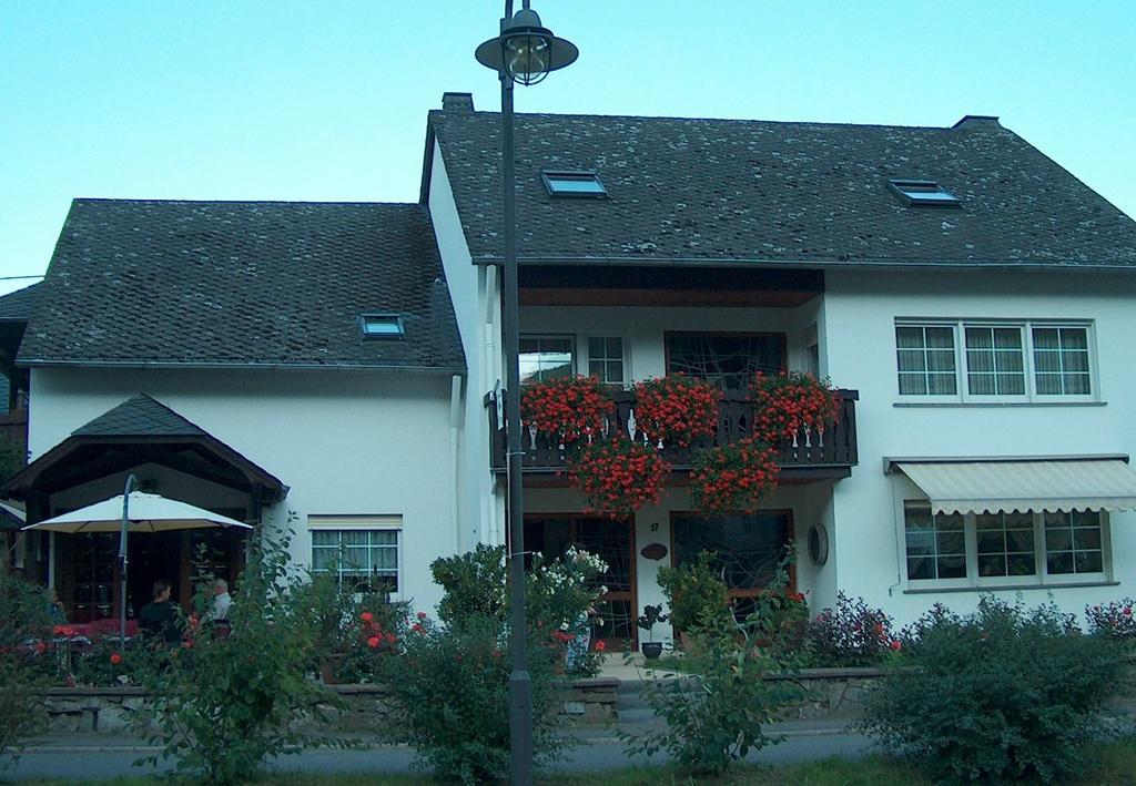 Gaestehaus-Weingut Michael Scholer Hotel Schleich Exterior photo